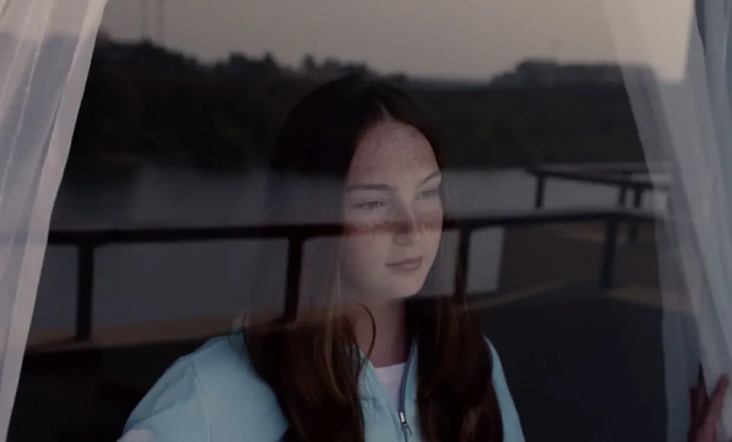 الدار عامرة بأهلها